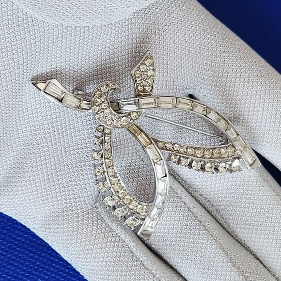 1940-s MARCEL BOUCHER SIGNED BIG VINTAGE BOW BROOCH WITH SPARKLING CLEAR CRYSTAL - Picture 5 of 7
